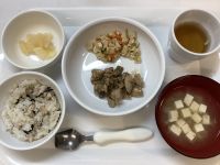 《常食》《離乳食完了期》昼食は、鶏肉となすの甘酢ごまだれです。