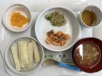 《離乳食完了期》鮭のムニエルトマトソースかけです。