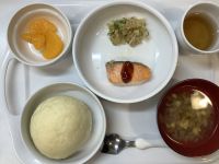 《常食》鮭のムニエルトマトソースかけです。