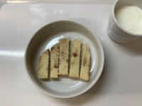 《離乳食完了期》おやつは、いちごジャムパウンドケーキです。