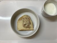 《常食》おやつは、いちごジャムパウンドケーキです。