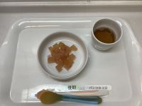 《離乳食後期》おやつは、りんごとトマトのゼリーです。