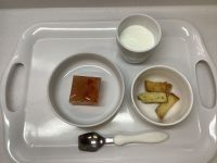 《常食》おやつは、りんごとトマトのゼリーと手作りラスク(青のり)です。