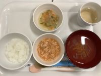 《離乳食中期》昼食は、鮭のだし煮です。