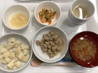 《離乳　後期》昼食は、豚肉団子煮です。