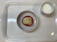 《常食》おやつは、オニオンチーズマフィンです。