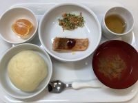 《常食》昼食は、鮭のムニエルトマトソースかけです。