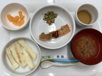 《離乳食完了期》昼食は、鮭のムニエルトマトソースかけです。