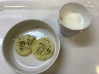 《離乳食完了期》おやつは、じゃがいものしらす焼きです。