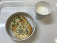 《常食》おやつは、しらすせんべいです。