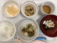 《離乳食後期》昼食は、かれいの白菜あんかけです。