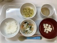 《離乳食中期》昼食は、かれいと野菜煮です。