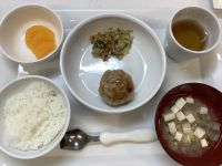《常食》昼食は、れんこんつくねです。