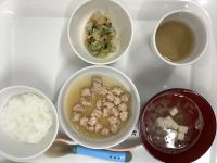 《離乳食中期》昼食は、鶏肉団子煮です。