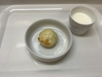 《常食》おやつは、オニオンチーズマフィンです。