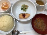 鮭のムニエルトマトソースかけです《常食》