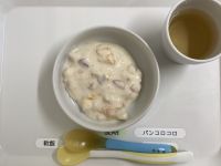 《離乳食後期》おやつは、フルーツヨーグルトです。