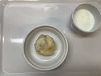 《常食》おやつは、ハムチーズ蒸しパンです。