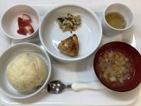 《常食》昼食は、かじきのエスニック焼きです。