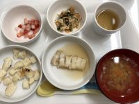 《離乳食後期》昼食は、かれいの煮付けです。