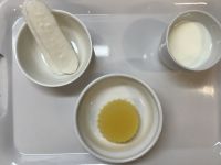 《常食》おやつは、オレンジゼリーとハイハインです。