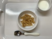 《常食》おやつは、マカロニきなこです。