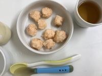 《離乳食後期》おやつは、鮭おにぎりです。