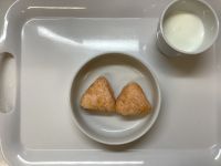 《常食》おやつは、鮭おにぎりです。